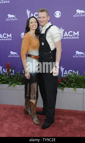 (L - R) Sänger Joey Feek und Rory Feek von Joey & Rory kommen an die 48. jährlichen Academy der Country Music Awards im MGM Hotel in Las Vegas, Nevada am 7. April 2013. UPI/David Becker Stockfoto