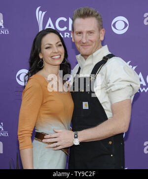 (L - R) Sänger Joey Feek und Rory Feek von Joey & Rory kommen an die 48. jährlichen Academy der Country Music Awards im MGM Hotel in Las Vegas, Nevada am 7. April 2013. UPI/David Becker Stockfoto