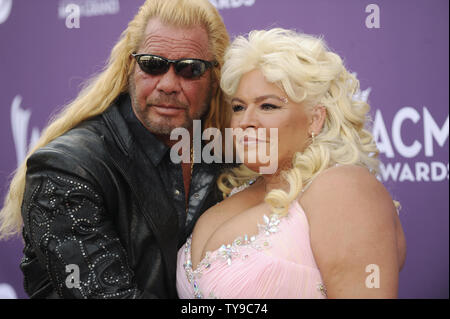 (L - R) TV-Persönlichkeiten Duane "Dog" Chapman und Beth Smith kommen an die 48. jährlichen Academy der Country Music Awards im MGM Hotel in Las Vegas, Nevada am 7. April 2013. UPI/David Becker Stockfoto