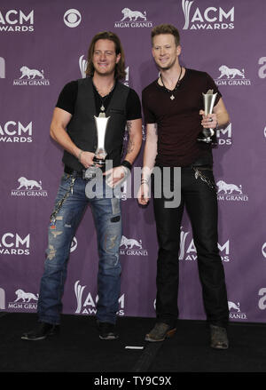 Musiker Tyler Hubbard (L) und Brian Kelley von Florida Georgia Linie, Gewinner der Neuen Künstler des Jahres durch Kohls Kaufhäusern präsentiert erscheinen Backstage in der 48. jährlichen Academy der Country Music Awards im MGM Hotel in Las Vegas, Nevada am 7. April 2013. UPI/David Becker Stockfoto