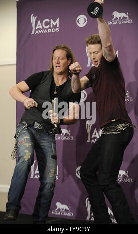 Musiker Tyler Hubbard (L) und Brian Kelley von Florida Georgia Linie, Gewinner der Neuen Künstler des Jahres durch Kohls Kaufhäusern präsentiert erscheinen Backstage in der 48. jährlichen Academy der Country Music Awards im MGM Hotel in Las Vegas, Nevada am 7. April 2013. UPI/David Becker Stockfoto