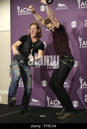 Musiker Tyler Hubbard (L) und Brian Kelley von Florida Georgia Linie, Gewinner der Neuen Künstler des Jahres durch Kohls Kaufhäusern präsentiert erscheinen Backstage in der 48. jährlichen Academy der Country Music Awards im MGM Hotel in Las Vegas, Nevada am 7. April 2013. UPI/David Becker Stockfoto