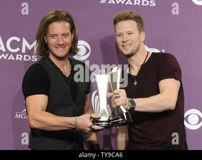 Musiker Tyler Hubbard (L) und Brian Kelley von Florida Georgia Linie, Gewinner der Neuen Künstler des Jahres durch Kohls Kaufhäusern präsentiert erscheinen Backstage in der 48. jährlichen Academy der Country Music Awards im MGM Hotel in Las Vegas, Nevada am 7. April 2013. UPI/David Becker Stockfoto