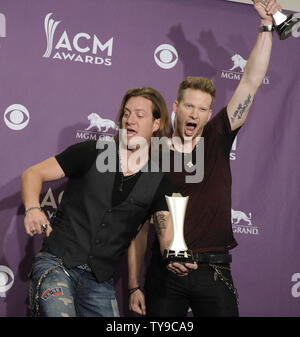 Musiker Tyler Hubbard (L) und Brian Kelley von Florida Georgia Linie, Gewinner der Neuen Künstler des Jahres durch Kohls Kaufhäusern präsentiert erscheinen Backstage in der 48. jährlichen Academy der Country Music Awards im MGM Hotel in Las Vegas, Nevada am 7. April 2013. UPI/David Becker Stockfoto