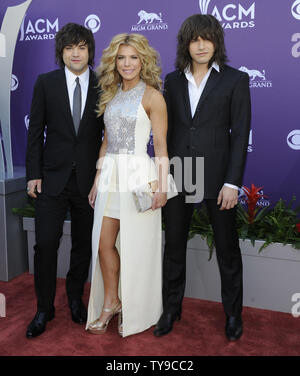 (L - R) Musiker Neil Perry, Kimberly Perry und Reid Perry der Band Perry kommen an die 48. jährlichen Academy der Country Music Awards im MGM Hotel in Las Vegas, Nevada am 7. April 2013. UPI/David Becker Stockfoto