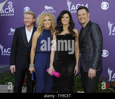 (L-R) Phillip Süß, Kimberly Schlapman, Karen Fairchild und Jimi Westbrook von Musik Gruppe Little Big Town kommen an die 48. jährlichen Academy der Country Music Awards im MGM Hotel in Las Vegas, Nevada am 7. April 2013. UPI/David Becker Stockfoto