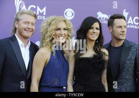 (L-R) Phillip Süß, Kimberly Schlapman, Karen Fairchild und Jimi Westbrook von Musik Gruppe Little Big Town kommen an die 48. jährlichen Academy der Country Music Awards im MGM Hotel in Las Vegas, Nevada am 7. April 2013. UPI/David Becker Stockfoto