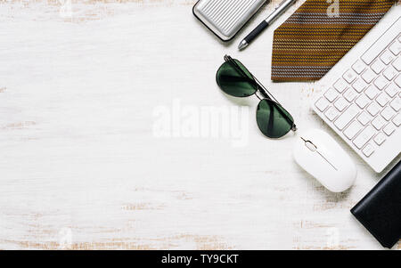 Die Business men lässige Outfits auf rostigen weißem Holz Vorstand Hintergrund, Flach, Ansicht von oben mit der Kopie Platz für Ihre Werbung Text oder ein Objekt. Stockfoto