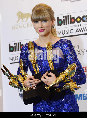 Taylor Swift gewinnt sechs Auszeichnungen, darunter Top Country Artist, Country Song für "Wir hatten niemals die immer wieder zusammen sind und Land Album für 'Rot' an der Billboard Music Awards 2013 im MGM Grand Hotel in Las Vegas, Nevada am 19. Mai 2013. UPI/Jim Ruymen Stockfoto