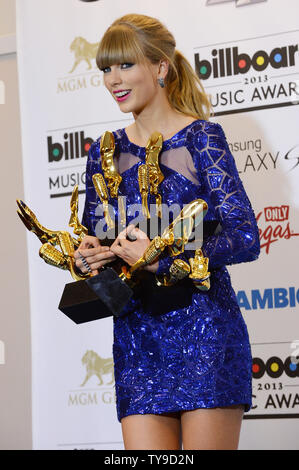 Taylor Swift gewinnt sechs Auszeichnungen, darunter Top Country Artist, Country Song für "Wir hatten niemals die immer wieder zusammen sind und Land Album für 'Rot' an der Billboard Music Awards 2013 im MGM Grand Hotel in Las Vegas, Nevada am 19. Mai 2013. UPI/Jim Ruymen Stockfoto
