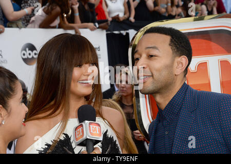 Modell Christine Teigen (L) und ihr Ehemann, Musiker John Legend nehmen an der 2014 Billboard Music Awards im MGM Grand Garden Arena in Las Vegas, Nevada am 18. Mai 2014 statt. UPI/Jim Ruymen Stockfoto