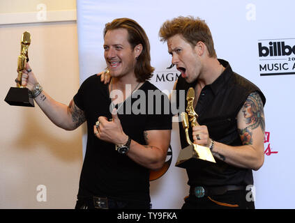 (L - R) Tyler Hubbard und Brian Kelley, der musikalischen Gruppe Florida Georgia Linie, erscheinen Backstage mit der Auszeichnung für Top Country Song für "Kreuzfahrt" während der Billboard Music Awards 2014 im MGM Grand Garden Arena in Las Vegas, Nevada am 18. Mai 2014 statt. UPI/Jim Ruymen Stockfoto