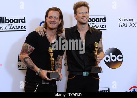 (L - R) Tyler Hubbard und Brian Kelley, der musikalischen Gruppe Florida Georgia Linie, erscheinen Backstage mit der Auszeichnung für Top Country Song für "Kreuzfahrt" während der Billboard Music Awards 2014 im MGM Grand Garden Arena in Las Vegas, Nevada am 18. Mai 2014 statt. UPI/Jim Ruymen Stockfoto