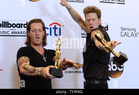 (L - R) Tyler Hubbard und Brian Kelley, der musikalischen Gruppe Florida Georgia Linie, erscheinen Backstage mit der Auszeichnung für Top Country Song für "Kreuzfahrt" während der Billboard Music Awards 2014 im MGM Grand Garden Arena in Las Vegas, Nevada am 18. Mai 2014 statt. UPI/Jim Ruymen Stockfoto