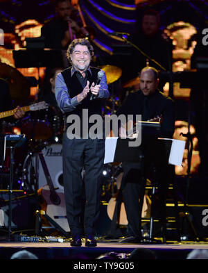 Joaquin Sabina führt auf der Bühne als Teil des Lateinischen Recording Academy Person des Jahres Hommage an Joan Manuel Serrat im Mandalay Bay Events Center in Las Vegas, Nevada am 19. November 2014. UPI/Jim Ruymen Stockfoto