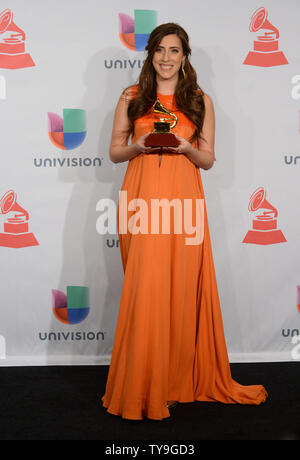 Mariana Vega stellt Backstage mit den Preis für die beste neue Künstlerin am 15. Latin Grammy Awards in der MGM Grand Garden Arena in Las Vegas, Nevada am 20. November 2014. UPI/Jim Ruymen Stockfoto