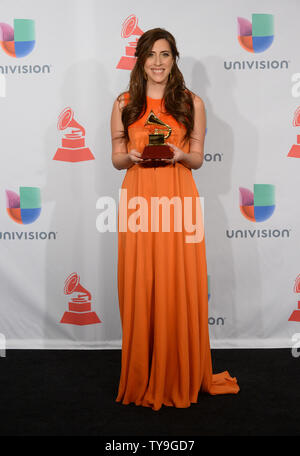 Mariana Vega pose Backstage mit den Preis für die beste neue Künstlerin am 15. Latin Grammy Awards in der MGM Grand Garden Arena in Las Vegas, Nevada am 20. November 2014. UPI/Jim Ruymen Stockfoto