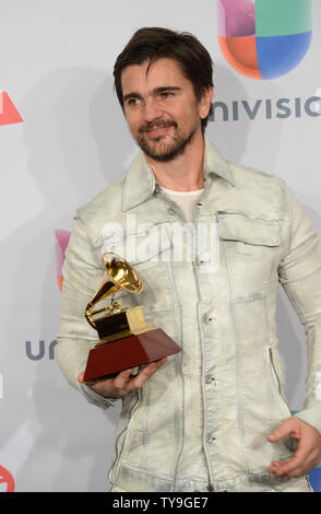 Juanes stellt Backstage mit den Award für das beste Rock Album für "Loco de Amor" an der 15. jährlichen Latin Grammy Awards in der MGM Grand Garden Arena in Las Vegas, Nevada am 20. November 2014. UPI/Jim Ruymen Stockfoto