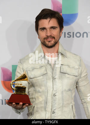 Juanes stellt Backstage mit den Award für das beste Rock Album für "Loco de Amor" an der 15. jährlichen Latin Grammy Awards in der MGM Grand Garden Arena in Las Vegas, Nevada am 20. November 2014. UPI/Jim Ruymen Stockfoto