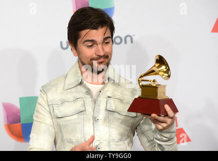 Juanes stellt Backstage mit den Award für das beste Rock Album für "Loco de Amor" an der 15. jährlichen Latin Grammy Awards in der MGM Grand Garden Arena in Las Vegas, Nevada am 20. November 2014. UPI/Jim Ruymen Stockfoto