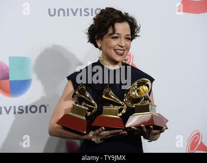 Natalia Lafourcade stellt in der Presse mit den Awards für das beste alternative musik album, beste alternative Song, und Aufzeichnung des Jahres für "Hasta La Raiz??? Während des 16. Latin Grammy Awards in der MGM Grand Garden Arena in Las Vegas, Nevada am 19. November 2015. Foto von Jim Ruymen/UPI Stockfoto