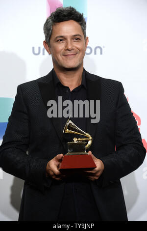 Alejandro Sanz stellt im Drucksaal mit den Preis für die beste zeitgenössische Pop Vocal Album für irope", die im Rahmen der 16. jährlichen Latin Grammy Awards in der MGM Grand Garden Arena in Las Vegas, Nevada am 19. November 2015. Foto von Jim Ruymen/UPI Stockfoto