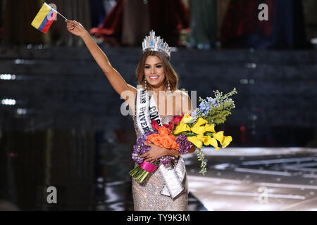 Miss Kolumbien, Ariadna Gutierrez-Arevalo mistakely gekrönt ist Miss Universe 2015, auf der Bühne der Miss Universe Pageant Wettbewerb im Planet Hollywood Resort & Casino in Las Vegas, Nevada am 20. Dezember 2015. Foto von James Atoa/UPI Stockfoto