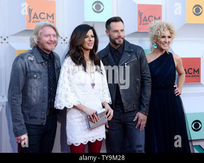 (L - R) Sänger Phillip Süß, Karen Fairchild, Jimi Westbrook, und Kimberly Schlapman von Little Big Town nehmen an der 51. jährlichen Academy der Country Music Awards im MGM Grand Arena in Las Vegas, Nevada am 3. April 2016 statt. Foto von Jim Ruymen/UPI Stockfoto