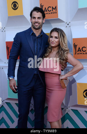 (L - R) NFL Spieler Eric Decker und Sängerin Jessie James nehmen an der 51. jährlichen Academy der Country Music Awards im MGM Grand Arena in Las Vegas, Nevada am 3. April 2016 statt. Foto von Jim Ruymen/UPI Stockfoto