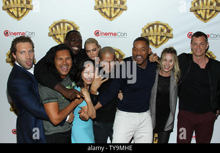 Schauspieler Jai Courtney, Adam Beach, Karen Fukuhara, Adewale Akinnuoye-Agbaje, Cara Delevingne, Jay Hernandez, Will Smith, Margot Robbie und Joel Kinneman kommen für den Warner Bros. Bilder Präsentation auf CinemaCon 2016, Das Kolosseum im Caesars Palace, Las Vegas, Nevada am 12. April 2016. Foto von James Atoa/UPI Stockfoto