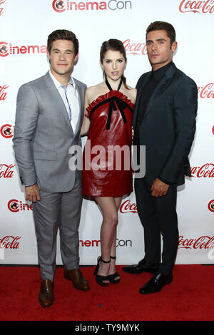 Schauspieler Adam DeVine, Anna Kendrick und Zac Efron kommen für die CinemaCon 2016 grossen Bildschirm Achievement Awards, OMNIA Nachtclub im Caesars Palace, Las Vegas, Nevada am 14. April 2016. Foto von James Atoa/UPI Stockfoto