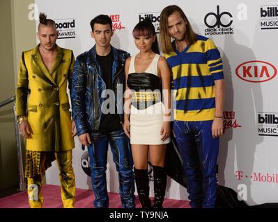 Künstler Cole Whittle, Joe Jonas, JinJoo Lee und Jack Lawless von dnce Erscheinen backstage die jährliche Billboard Music Awards statt bei der T-Mobile Arena in Las Vegas, Nevada am 22. Mai 2016. Foto von Jim Ruymen/UPI Stockfoto