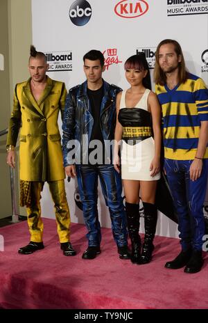 Künstler Cole Whittle, Joe Jonas, JinJoo Lee und Jack Lawless von dnce Erscheinen backstage die jährliche Billboard Music Awards statt bei der T-Mobile Arena in Las Vegas, Nevada am 22. Mai 2016. Foto von Jim Ruymen/UPI Stockfoto