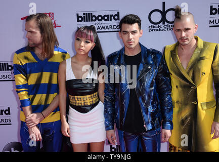 Künstler Jack Lawless, JinJoo Lee, Joe Jonas und Cole Whittle von dnce nehmen an der jährlichen Billboard Music Awards bei der T-Mobile Arena in Las Vegas, Nevada am 22. Mai 2016 statt. Foto von Jim Ruymen/UPI Stockfoto