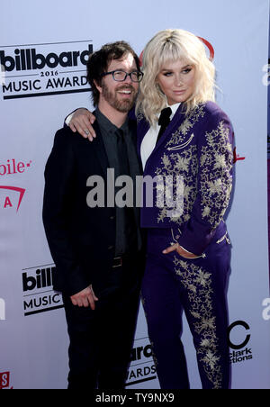 Sängerin Kesha (R) und Ben Folds nehmen an der jährlichen Billboard Music Awards bei der T-Mobile Arena in Las Vegas, Nevada am 22. Mai 2016 statt. Foto von Jim Ruymen/UPI Stockfoto