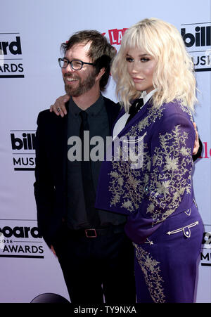 Sängerin Kesha (R) und Ben Folds nehmen an der jährlichen Billboard Music Awards bei der T-Mobile Arena in Las Vegas, Nevada am 22. Mai 2016 statt. Foto von Jim Ruymen/UPI Stockfoto