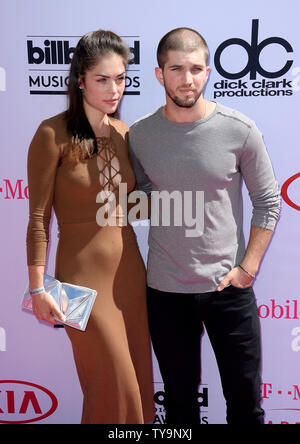 Schauspielerin Kelly Thiebaud und Schauspieler Bryan Craig nehmen an der jährlichen Billboard Music Awards bei der T-Mobile Arena in Las Vegas, Nevada am 22. Mai 2016 statt. Foto von Jim Ruymen/UPI Stockfoto