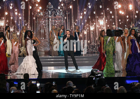 Land Sänger Chris Young führt auf der Bühne der Miss USA Pageant bei der T-Mobile Arena in Las Vegas, Nevada am 5. Juni 2016. Foto von James Atoa/UPI Stockfoto