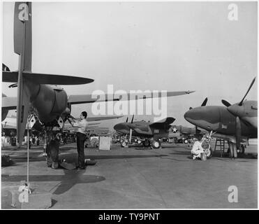 Neue Lockheed P-38 Verfolgung Schiffe erhalten abschließende Überprüfungen und Anpassungen in Montagelinien außerhalb einer großen westlichen Flugzeugen Anlage. Stockfoto