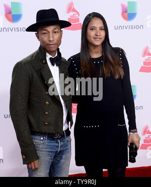 (L - R) Pharrell Willams und Helen Lasichanh ankommen auf dem roten Teppich für die 17. jährlichen Latin Grammy Awards auf der T-Mobile Arena in Las Vegas, Nevada am 17. November 2016. Foto von Jim Ruymen/UPI Stockfoto