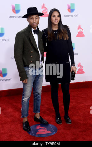 (L - R) Pharrell Willams und Helen Lasichanh ankommen auf dem roten Teppich für die 17. jährlichen Latin Grammy Awards auf der T-Mobile Arena in Las Vegas, Nevada am 17. November 2016. Foto von Jim Ruymen/UPI Stockfoto