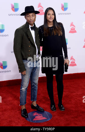 (L - R) Pharrell Willams und Helen Lasichanh ankommen auf dem roten Teppich für die 17. jährlichen Latin Grammy Awards auf der T-Mobile Arena in Las Vegas, Nevada am 17. November 2016. Foto von Jim Ruymen/UPI Stockfoto