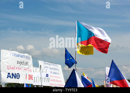 Prag, Tschechische Republik - 23. Juni 2019: Fahnen und Banner gegen Premierminister Babis und Minister der Justiz auf Letna, Letenska planen. Demonstration Aufruf zur Resignation. Protest, der Demokratie. Stockfoto