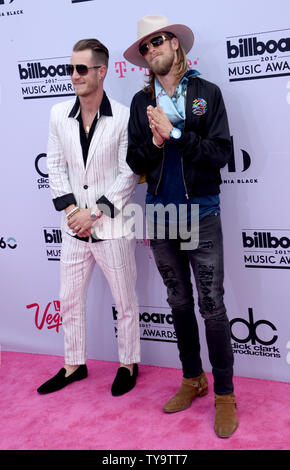 Musiker Tyler Hubbard und Brian Kelley (R) von Florida Georgia Line nehmen an der jährlichen Billboard Music Awards bei der T-Mobile Arena in Las Vegas, Nevada am 21. Mai 2017 statt. Dieses Jahr wird Luft leben auf beiden Küsten um 20.00 Uhr ET auf ABC. Foto von Jim Ruymen/UPI Stockfoto