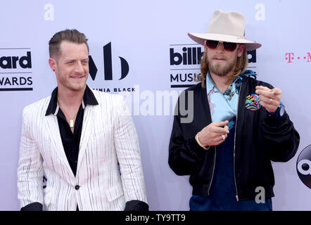 Musiker Tyler Hubbard und Brian Kelley (R) von Florida Georgia Line nehmen an der jährlichen Billboard Music Awards bei der T-Mobile Arena in Las Vegas, Nevada am 21. Mai 2017 statt. Dieses Jahr wird Luft leben auf beiden Küsten um 20.00 Uhr ET auf ABC. Foto von Jim Ruymen/UPI Stockfoto