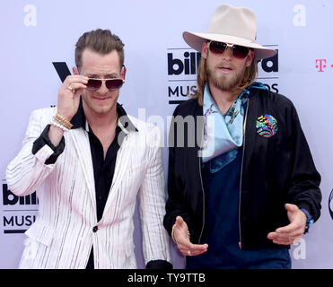 Musiker Tyler Hubbard und Brian Kelley (R) von Florida Georgia Line nehmen an der jährlichen Billboard Music Awards bei der T-Mobile Arena in Las Vegas, Nevada am 21. Mai 2017 statt. Dieses Jahr wird Luft leben auf beiden Küsten um 20.00 Uhr ET auf ABC. Foto von Jim Ruymen/UPI Stockfoto