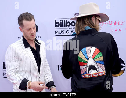 Musiker Tyler Hubbard und Brian Kelley (R) von Florida Georgia Line nehmen an der jährlichen Billboard Music Awards bei der T-Mobile Arena in Las Vegas, Nevada am 21. Mai 2017 statt. Dieses Jahr wird Luft leben auf beiden Küsten um 20.00 Uhr ET auf ABC. Foto von Jim Ruymen/UPI Stockfoto