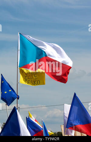 Prag, Tschechische Republik - 23. Juni 2019: Fahnen und Banner gegen Premierminister Babis und Minister der Justiz auf Letna, Letenska planen. Demonstration Aufruf zur Resignation. Protest, der Demokratie. Stockfoto