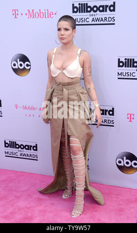 Sänger Halsey nimmt an den jährlichen Billboard Music Awards bei der T-Mobile Arena in Las Vegas, Nevada am 21. Mai 2017 statt. Dieses Jahr wird Luft leben auf beiden Küsten um 20.00 Uhr ET auf ABC. Foto von Jim Ruymen/UPI Stockfoto