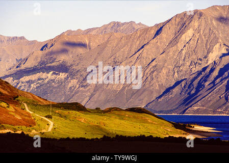 Neuseeland, Südinsel. Wicklung Schmutz oder Schotterpiste durch eine majestätische, karge Landschaft. Foto: © Simon Grosset. Archiv: Bild von digitalisierten Stockfoto